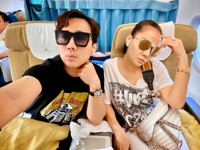Trấn Thành bay tới Nha Trang trước thềm chung kết Hoa hậu Hoàn vũ 2019, ai ngờ lại hội ngộ Thu Minh - Ảnh 1.