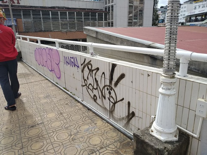 Dân mạng nhức mắt vì góc check-in nổi tiếng ở chợ Đà Lạt bị phá hoại, chằng chịt hình graffiti trên tường - Ảnh 5.