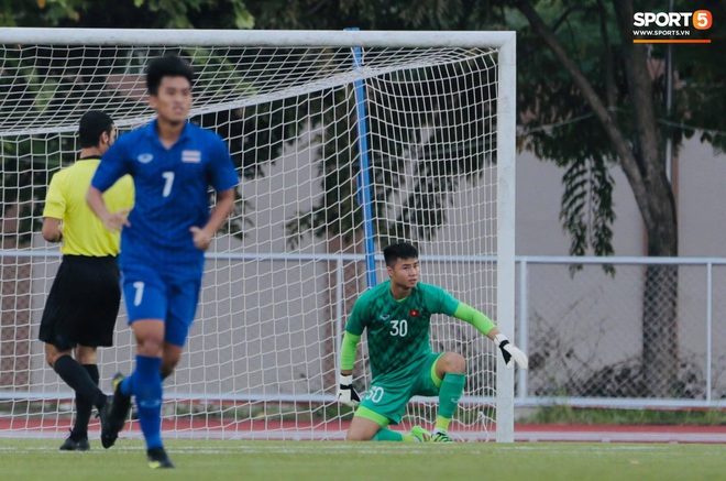 HLV Park Hang-seo giả lập tình huống sai lầm của Văn Toản ở trận gặp Thái Lan cho Bùi Tiến Dũng tập luyện - Ảnh 5.
