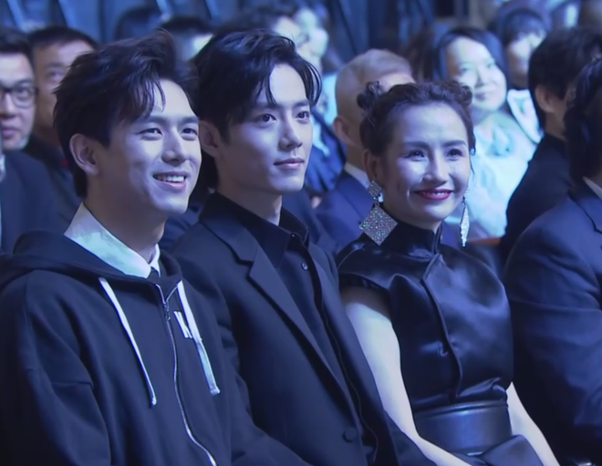 2 nam thần hot nhất m&ugrave;a h&egrave; 2019 chung khung h&igrave;nh: Gun Thần L&yacute; Hiện lộ yếu điểm nhan sắc trước Ngụy V&ocirc; Tiện Ti&ecirc;u Chiến - Ảnh 5.