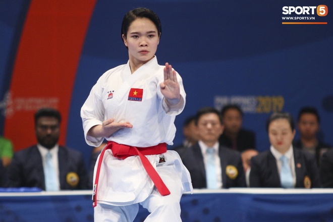 Võ sĩ Karatedo Việt Nam bật khóc trên bục nhận giải: Ấm ức không phục phán quyết cảm tính của tổ trọng tài - Ảnh 1.