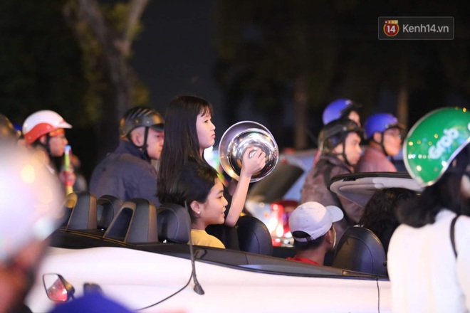 Chùm ảnh: CĐV Hà Nội và Sài Gòn reo hò, kéo nhau ra đường ăn mừng đội tuyển U22 Việt Nam tiến thẳng vào chung kết SEA Games 30 - Ảnh 4.