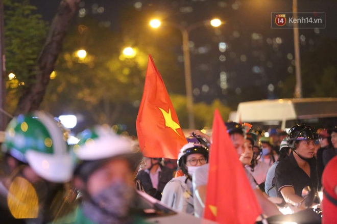 Chùm ảnh: CĐV Hà Nội và Sài Gòn reo hò, kéo nhau ra đường ăn mừng đội tuyển U22 Việt Nam tiến thẳng vào chung kết SEA Games 30 - Ảnh 1.