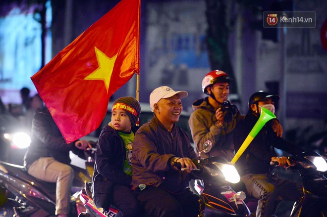 Chùm ảnh: CĐV Hà Nội và Sài Gòn reo hò, kéo nhau ra đường ăn mừng đội tuyển U22 Việt Nam tiến thẳng vào chung kết SEA Games 30 - Ảnh 16.