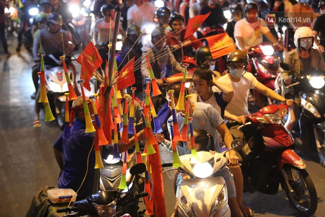Chùm ảnh: CĐV Hà Nội và Sài Gòn reo hò, kéo nhau ra đường ăn mừng đội tuyển U22 Việt Nam tiến thẳng vào chung kết SEA Games 30 - Ảnh 19.