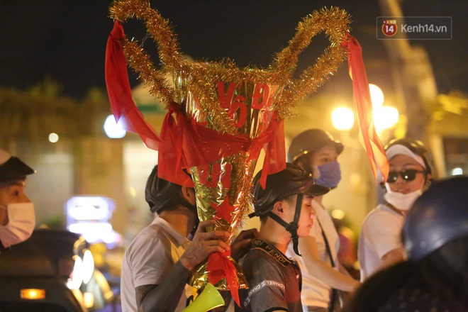 Chùm ảnh: CĐV Hà Nội và Sài Gòn reo hò, kéo nhau ra đường ăn mừng đội tuyển U22 Việt Nam tiến thẳng vào chung kết SEA Games 30 - Ảnh 20.