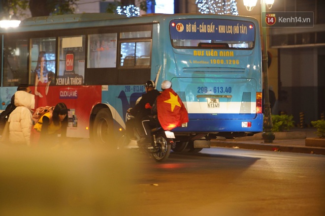 Chùm ảnh: CĐV Hà Nội và Sài Gòn reo hò, kéo nhau ra đường ăn mừng đội tuyển U22 Việt Nam tiến thẳng vào chung kết SEA Games 30 - Ảnh 12.