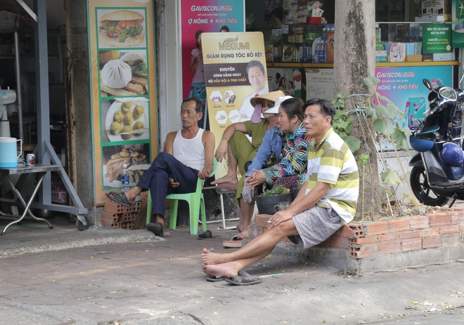 Người cha đứng lặng người trước hiện trường ngôi nhà cháy ở Sài Gòn khi biết 2 con gái và cháu 1 tuổi tử vong - Ảnh 12.