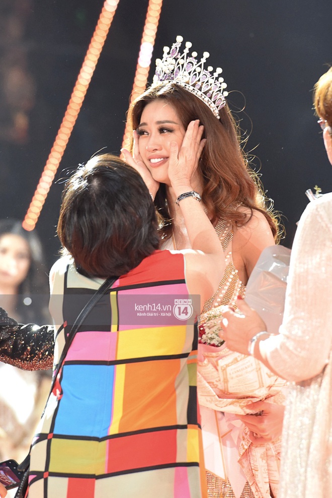 Khoảnh khắc xúc động khi đăng quang Tân Hoa hậu Hoàn vũ 2019: Khánh Vân bé nhỏ trong vòng tay của ba mẹ - Ảnh 3.
