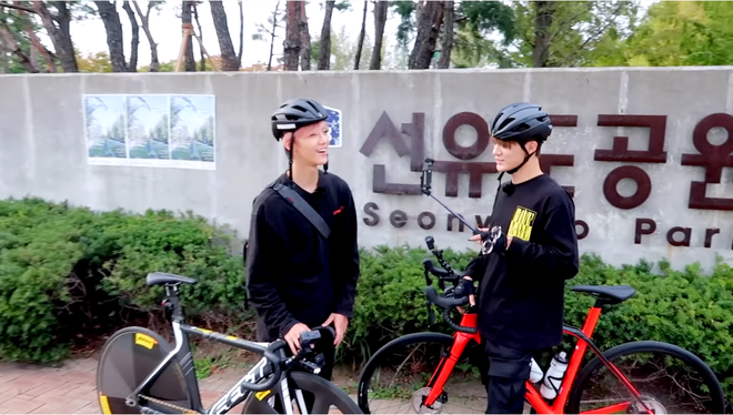 Jaemin và Jeno (NCT) cũng bắt trend nhiệt tình, rủ nhau đi chụp ảnh check in với đồng cỏ hồng và cỏ lau cực hot ở Hàn Quốc - Ảnh 3.
