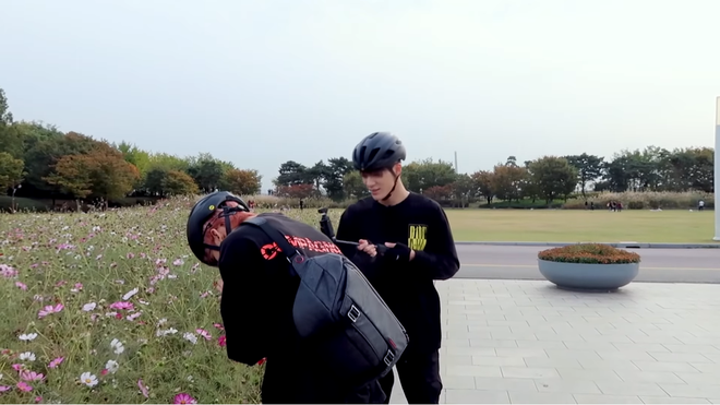 Jaemin và Jeno (NCT) cũng bắt trend nhiệt tình, rủ nhau đi chụp ảnh check in với đồng cỏ hồng và cỏ lau cực hot ở Hàn Quốc - Ảnh 8.