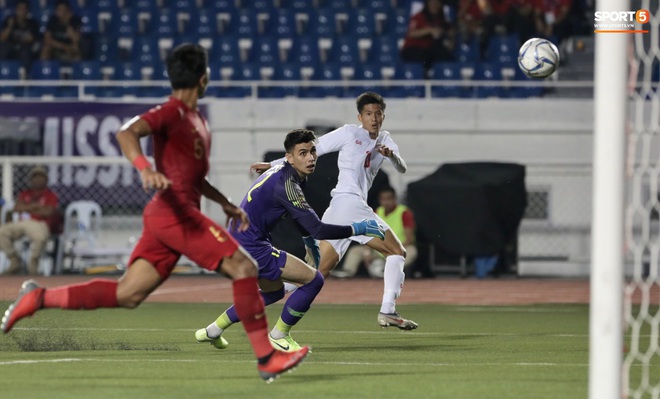 Mắc sai lầm ngớ ngẩn, thủ thành đẹp trai của U22 Indonesia suýt "biếu" cho tấm vé vào chung kết SEA Games 30 cho đối thủ - Ảnh 5.