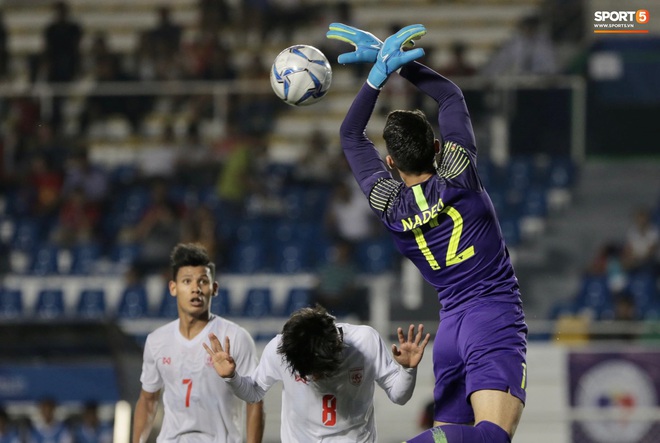 Mắc sai lầm ngớ ngẩn, thủ thành đẹp trai của U22 Indonesia suýt "biếu" cho tấm vé vào chung kết SEA Games 30 cho đối thủ - Ảnh 10.