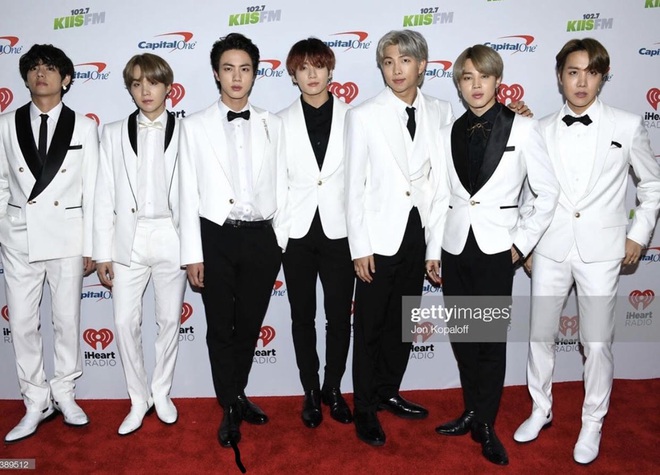 Thảm đỏ Jingle Ball 2019: BTS trắng toàn tập, không hề lép vế trước Katy Perry, Camila Cabello và dàn sao khủng - Ảnh 1.