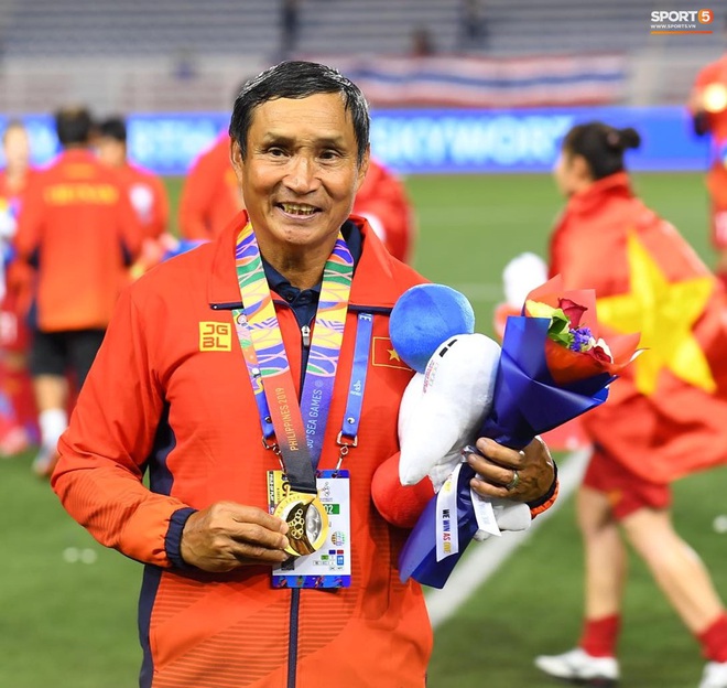 Tuyển nữ Việt Nam ăn mừng lần thứ 6 vô địch SEA Games, sau khi đánh bại Thái Lan nghẹt thở 1-0 - Ảnh 5.
