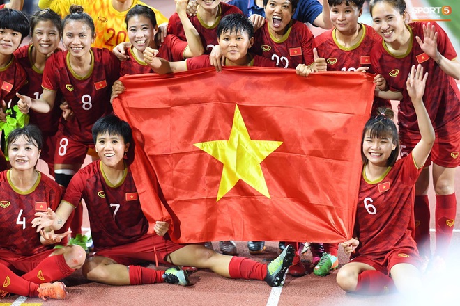 Tuyển nữ Việt Nam ăn mừng lần thứ 6 vô địch SEA Games, sau khi đánh bại Thái Lan nghẹt thở 1-0 - Ảnh 7.