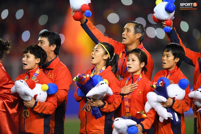 Tuyển nữ Việt Nam ăn mừng lần thứ 6 vô địch SEA Games, sau khi đánh bại Thái Lan nghẹt thở 1-0 - Ảnh 4.