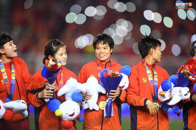 Tuyển nữ Việt Nam ăn mừng lần thứ 6 vô địch SEA Games, sau khi đánh bại Thái Lan nghẹt thở 1-0 - Ảnh 3.