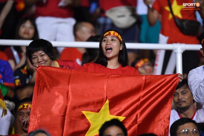 Trận chung kết SEA Games 30 giữa tuyển nữ Việt Nam và Thái Lan bị gián đoạn vì sự cố bất ngờ - Ảnh 11.