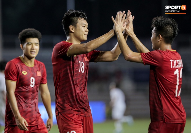 Cầu thủ gốc Việt của Campuchia đấm thẳng mặt Thành Chung trong trận bán kết SEA Games 2019 - Ảnh 7.