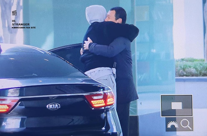 Hình ảnh xúc động nhất hôm nay: Kim Woo Bin tổ chức fanmeeting sau 2 năm điều trị ung thư, ôm chầm vệ sĩ mếu máo - Ảnh 3.