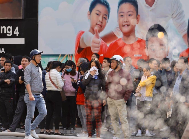 Hà Nội: Cháy chi nhánh ngân hàng, cảnh sát giải cứu người dân sống ở chung cư phía trên bằng xe thang - Ảnh 1.