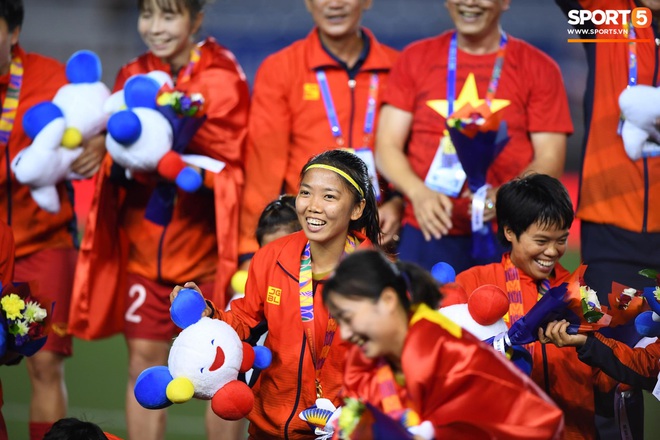 Đội trưởng tuyển nữ Việt Nam gục ngã đau đớn, phải nhờ bác sĩ cõng ra khỏi sân khi đồng đội ăn mừng huy chương vàng SEA Games - Ảnh 12.