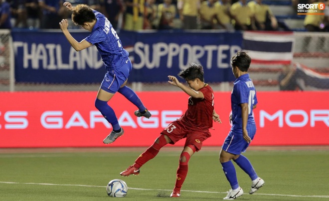 Tuyển nữ Việt Nam ăn mừng lần thứ 6 vô địch SEA Games, sau khi đánh bại Thái Lan nghẹt thở 1-0 - Ảnh 9.