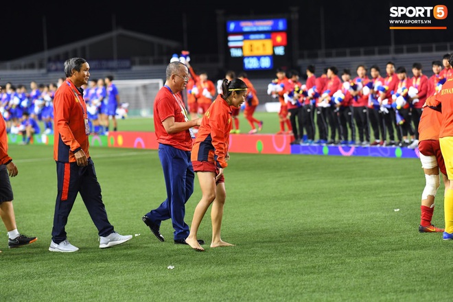 Đội trưởng tuyển nữ Việt Nam gục ngã đau đớn, phải nhờ bác sĩ cõng ra khỏi sân khi đồng đội ăn mừng huy chương vàng SEA Games - Ảnh 8.