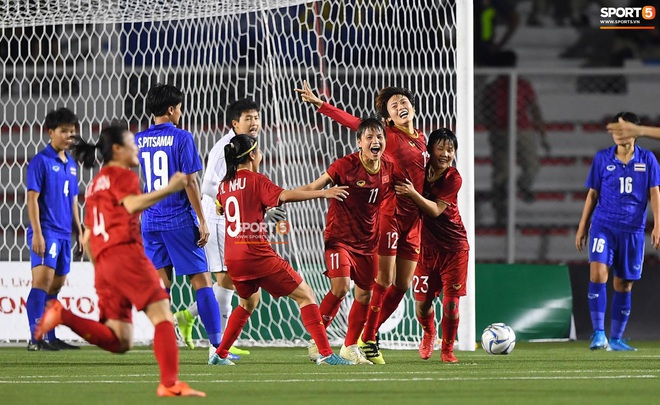Tuyển nữ Việt Nam ăn mừng lần thứ 6 vô địch SEA Games, sau khi đánh bại Thái Lan nghẹt thở 1-0 - Ảnh 11.