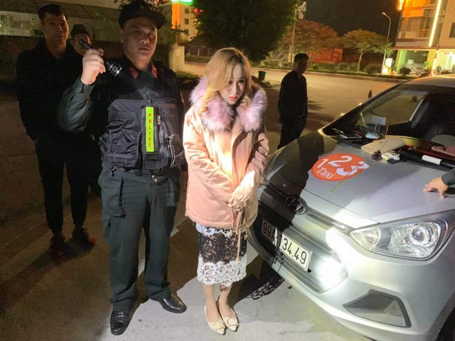 Hot girl 9X xách ma túy đi chơi bị tóm ngay trên xe taxi - Ảnh 1.