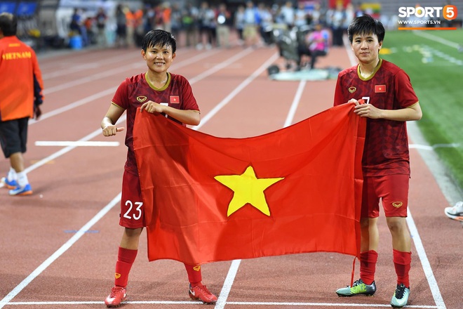 Đội trưởng tuyển nữ Việt Nam gục ngã đau đớn, phải nhờ bác sĩ cõng ra khỏi sân khi đồng đội ăn mừng huy chương vàng SEA Games - Ảnh 11.