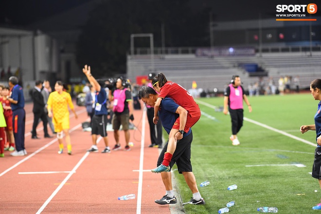 Đội trưởng tuyển nữ Việt Nam gục ngã đau đớn, phải nhờ bác sĩ cõng ra khỏi sân khi đồng đội ăn mừng huy chương vàng SEA Games - Ảnh 4.