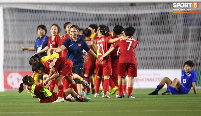 Đội trưởng tuyển nữ Việt Nam gục ngã đau đớn, phải nhờ bác sĩ cõng ra khỏi sân khi đồng đội ăn mừng huy chương vàng SEA Games - Ảnh 3.