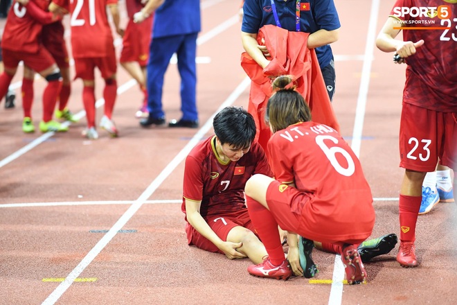 Đội trưởng tuyển nữ Việt Nam gục ngã đau đớn, phải nhờ bác sĩ cõng ra khỏi sân khi đồng đội ăn mừng huy chương vàng SEA Games - Ảnh 6.
