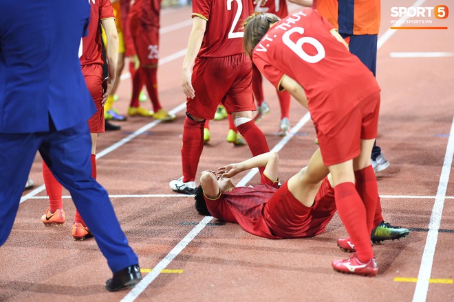 Đội trưởng tuyển nữ Việt Nam gục ngã đau đớn, phải nhờ bác sĩ cõng ra khỏi sân khi đồng đội ăn mừng huy chương vàng SEA Games - Ảnh 7.