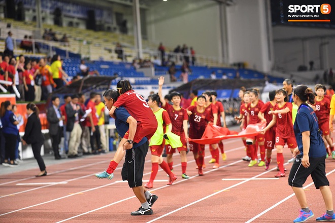 Đội trưởng tuyển nữ Việt Nam gục ngã đau đớn, phải nhờ bác sĩ cõng ra khỏi sân khi đồng đội ăn mừng huy chương vàng SEA Games - Ảnh 5.