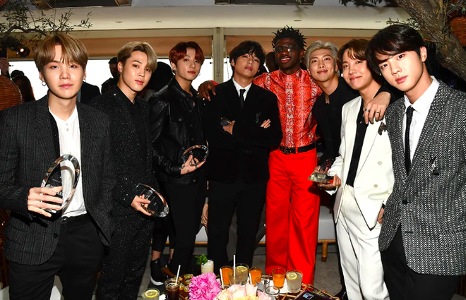 BTS nhận giải Nhóm nhạc của năm tại Hitmakers 2019, chụp ảnh với Billie Eilish và Lil Nas X liệu sẽ có màn collab khủng nào tiếp không đây? - Ảnh 2.