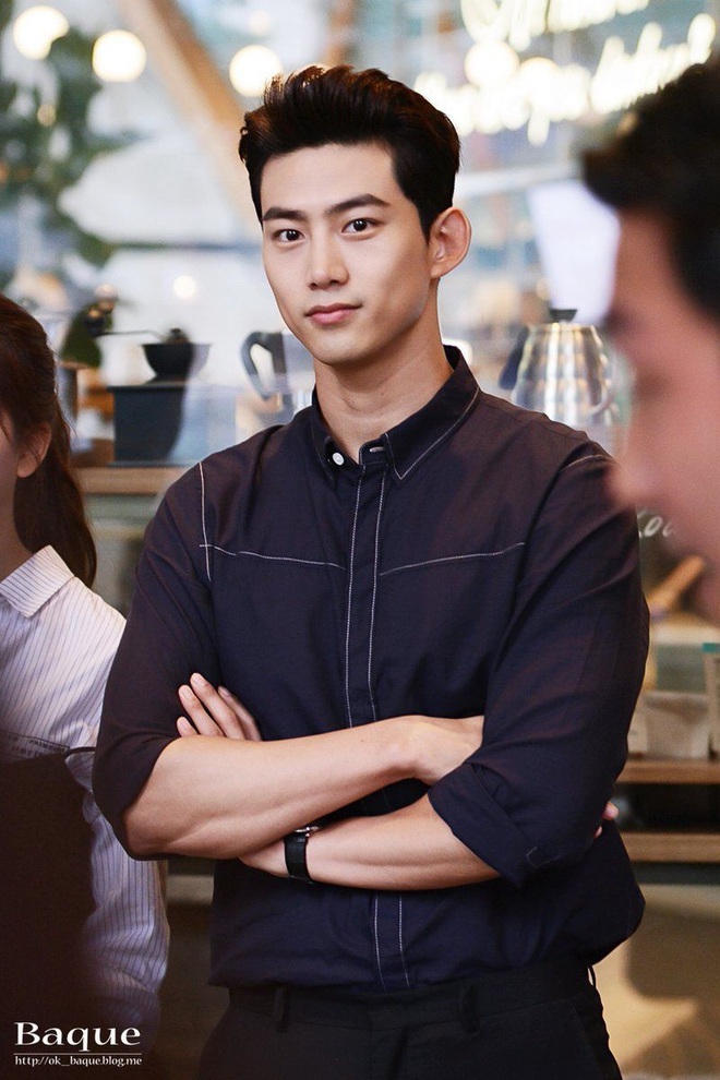 Taecyeon (2PM) lộ ảnh đi dạo với cô gái lạ trên phố, nghi đang hẹn hò với nữ diễn viên - Ảnh 2.