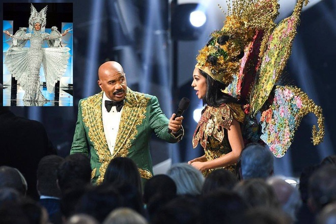 MC Steve Harvey lặp lại sự cố 2015 khi công bố nhầm kết quả giải Quốc phục trong đêm chung kết Miss Universe 2019? - Ảnh 2.