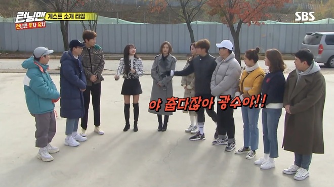 Running Man: Lee Kwang Soo dẹp bỏ ga lăng, từ chối nhường áo cho khách mời nữ vì nghe thấy tên bạn gái - Ảnh 2.