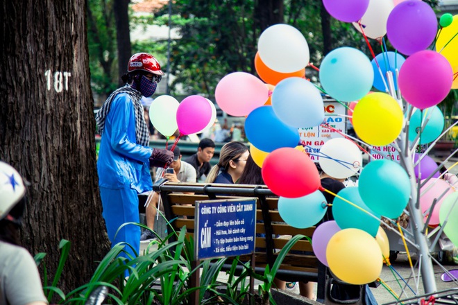 Bán bong bóng kiểu BB Trần: Đã bịt mặt, lại còn đập vỡ dằn mặt khi không có ai mua - Ảnh 5.