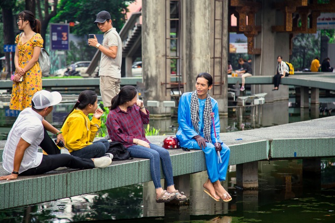 Bán bong bóng kiểu BB Trần: Đã bịt mặt, lại còn đập vỡ dằn mặt khi không có ai mua - Ảnh 4.