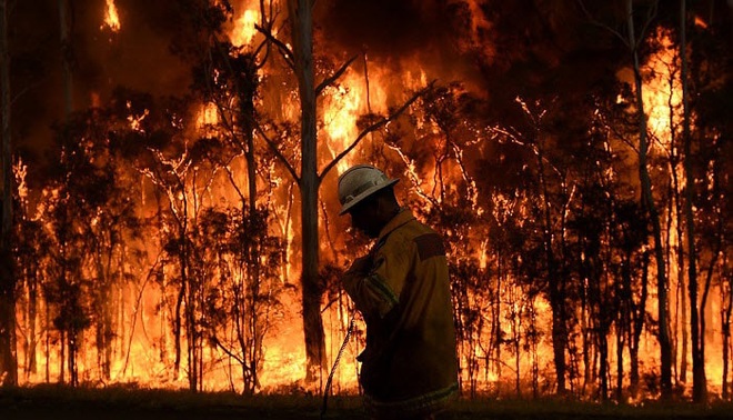 Hết khói bụi trắng cả trời đến biển chuyển màu đen kịt do tro tàn, người dân Úc đang đối diện với thảm họa cháy rừng kinh hoàng nhất - Ảnh 4.