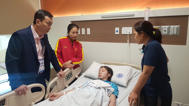 Tuyển thủ nữ Việt Nam ngất xỉu, phải đi cấp cứu sau trận chung kết với Thái Lan tại SEA Games 30 - Ảnh 1.