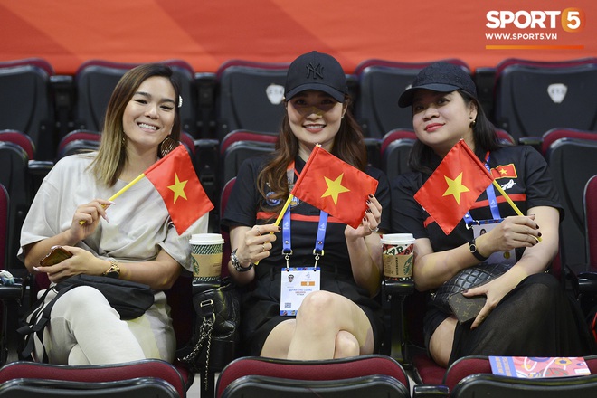 Bất ngờ xuất hiện tại SEA Games 30, nữ ca sĩ tham gia đóng MV cùng Đen Vâu cổ vũ hết mình cho đội tuyển bóng rổ Việt Nam - Ảnh 4.