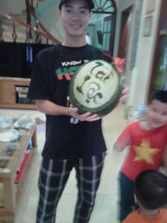Về qu&ecirc; nghỉ Tết, Văn To&agrave;n diện như idol đến giao lưu c&ugrave;ng c&aacute;c cầu thủ nh&iacute; Hải Dương - Ảnh 3.