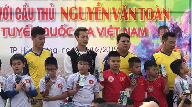 Về qu&ecirc; nghỉ Tết, Văn To&agrave;n diện như idol đến giao lưu c&ugrave;ng c&aacute;c cầu thủ nh&iacute; Hải Dương - Ảnh 1.