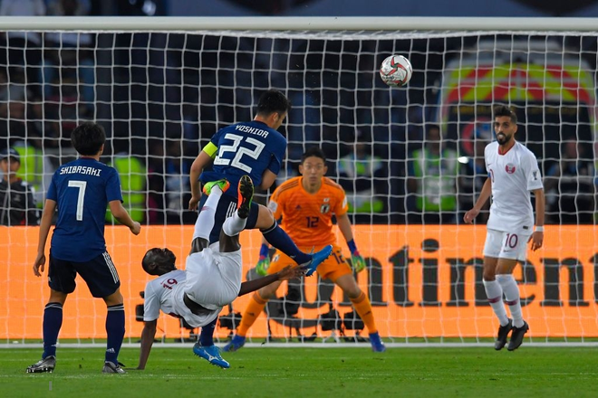 Khoảnh khắc t&acirc;n vương Qatar h&atilde;nh diện n&acirc;ng cao c&uacute;p v&ocirc; địch, kh&eacute;p lại h&agrave;nh tr&igrave;nh Asian Cup 2019 kh&ocirc;ng thể qu&ecirc;n - Ảnh 1.