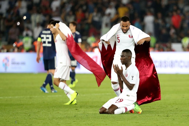 Khoảnh khắc tân vương Qatar hãnh diện nâng cao cúp vô địch, khép lại hành trình Asian Cup 2019 không thể quên - Ảnh 4.